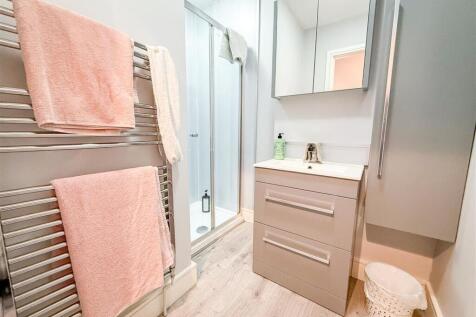 EN-SUITE SHOWER ROOM