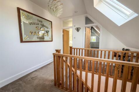 FIRST FLOOR LANDING
