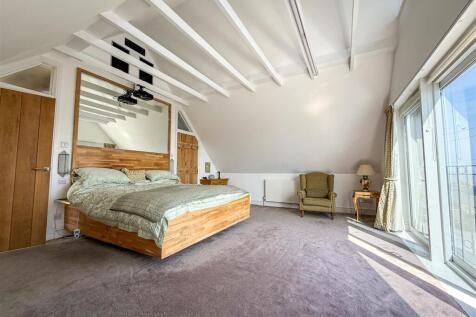 ALTERNATE VIEW OF PRINCIPAL BEDROOM