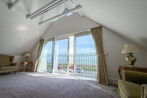ALTERNATE VIEW OF PRINCIPAL BEDROOM