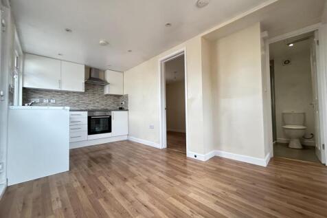 LOUNGE/KITCHENETTE