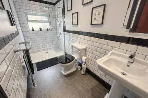 GROUND FLOOR SHOWER ROOM