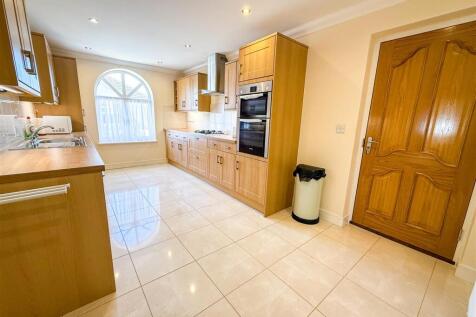 ALTERNATE VIEW OF KITCHEN