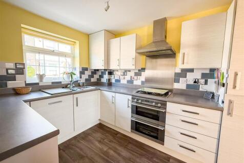 FITTED KITCHEN