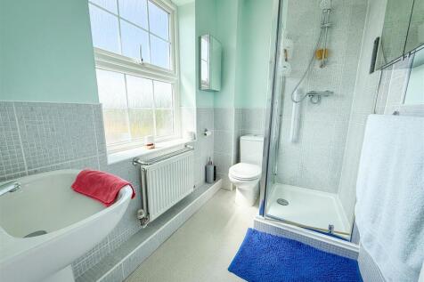 EN-SUITE SHOWER ROOM