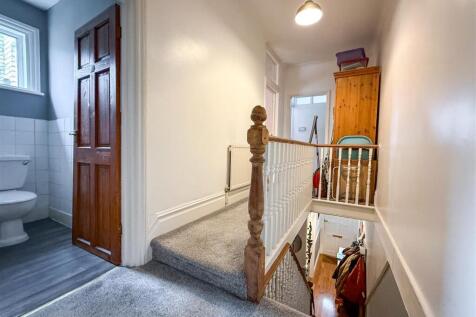 FIRST FLOOR LANDING