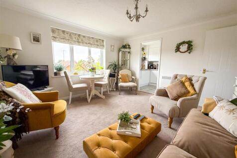 ALTERNATE VIEW OF LOUNGE