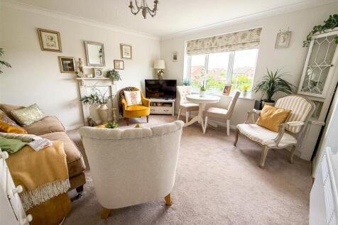 ALTERNATE VIEW OF LOUNGE