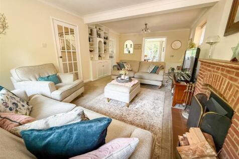 ALTERNATE VIEW OF LOUNGE