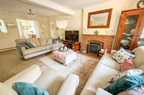 ALTERNATE VIEW OF LOUNGE