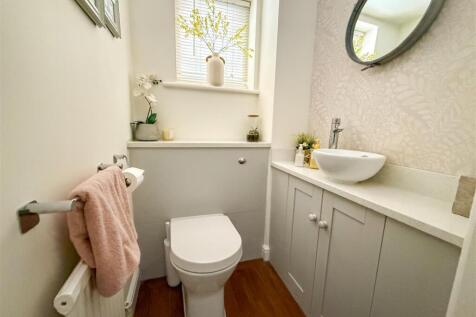 GROUND FLOOR CLOAKROOM