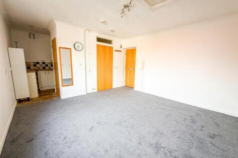LOUNGE/BEDROOM