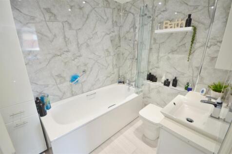 EN-SUITE BATHROOM
