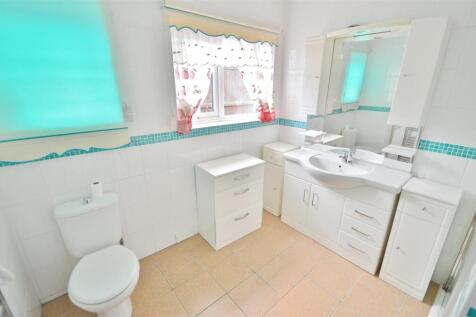 THREE PIECE SHOWER ROOM