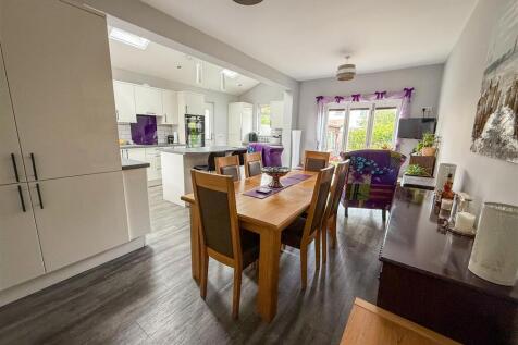 OPEN PLAN LIVING SPACE