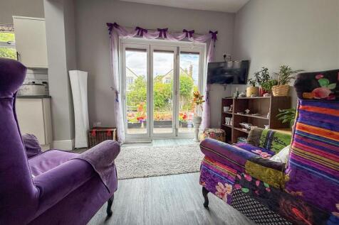 FAMILY/DINING ROOM