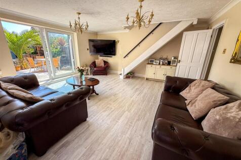 ALTERNATE VIEW OF LOUNGE