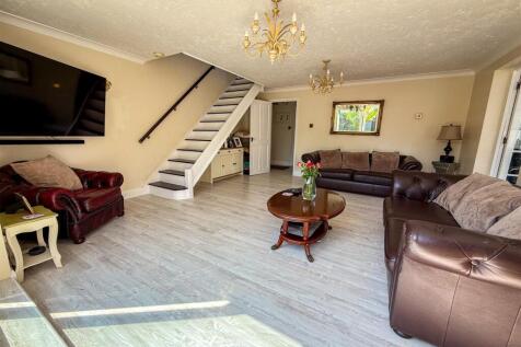 ALTERNATE VIEW OF LOUNGE