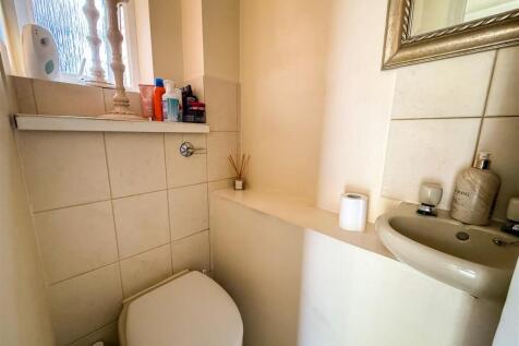 GROUND FLOOR CLOAKROOM