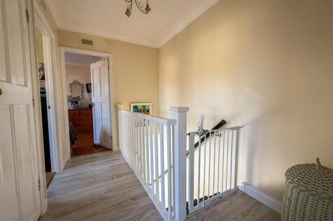 FIRST FLOOR LANDING