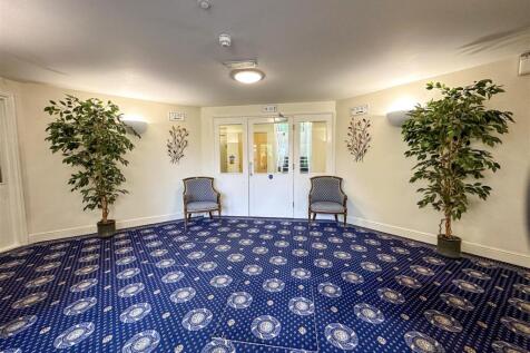 COMMUNAL ENTRANCE HALLWAY