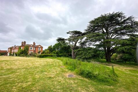 OUTSIDE - COMMUNAL GARDENS