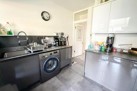 ALTERNATE VIEW OF KITCHEN