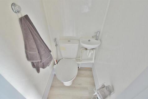 EN-SUITE CLOAKROOM