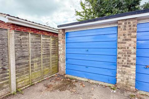 GARAGE IN BLOCK