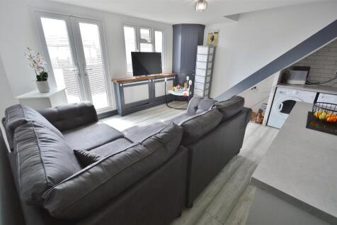 OPEN PLAN LOUNGE KITCHEN
