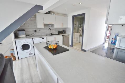 OPEN PLAN LOUNGE KITCHEN