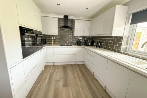 ALTERNATE VIEW OF KITCHEN/BREAKFAST ROOM