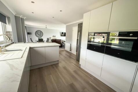 ALTERNATE VIEW OF KITCHEN/BREAKFAST ROOM
