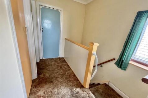 FIRST FLOOR LANDING