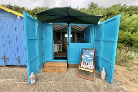 BEACH HUT