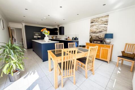 ALTERNATE VIEW OF KITCHEN/DINER