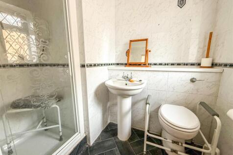 EN-SUITE SHOWER ROOM