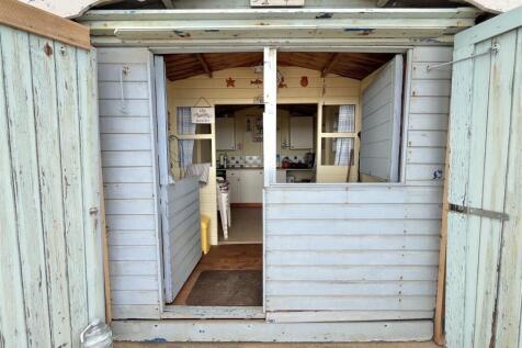 BEACH HUT