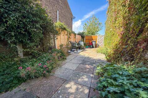 SIDE GARDEN AREA