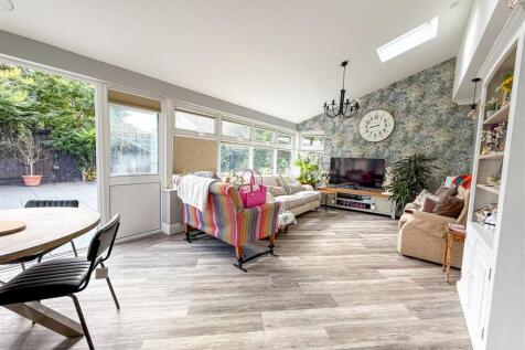 LOUNGE/FAMILY ROOM