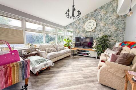 LOUNGE/FAMILY ROOM