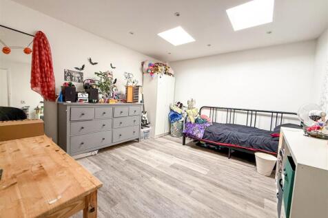 BEDROOM NINE