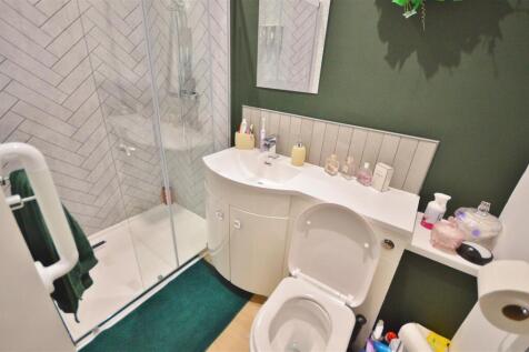 EN-SUITE SHOWER ROOM