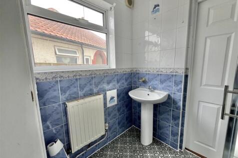 GROUND FLOOR BATHROOM