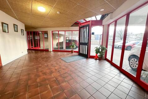 COMMUNAL ENTRANCE HALL
