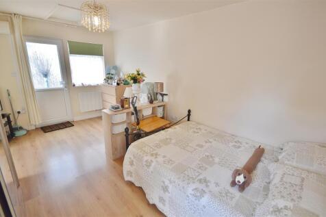 OPEN PLAN LOUNGE BEDROOM