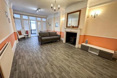 REAR LOUNGE
