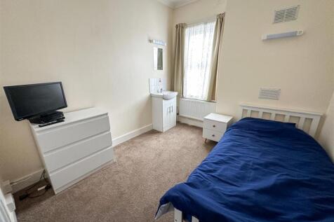 BEDROOM 13