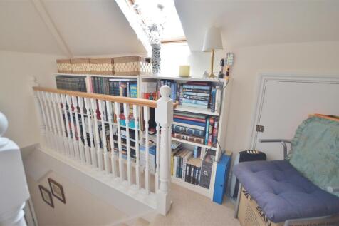 FIRST FLOOR LANDING