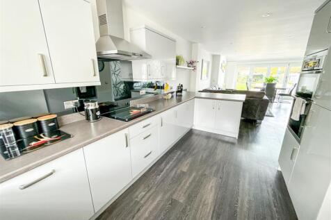 ALTERNATE VIEW OF KITCHEN AREA